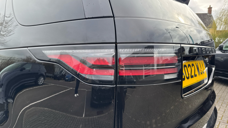 Land Rover Discovery 3.0 D300 R-Dynamic SE 5dr Auto Diesel Station Wagon